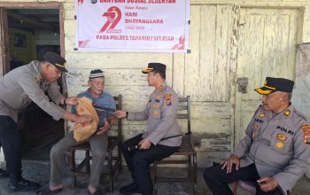 Kapolres Tapsel, AKBP Yasir Ahmadi, didampingi Kabag SDM Kompol Abdi Abdillah, Kapolsek Sipirok Iptu Aswin Manurung, dan jajaran saat menyerahkan bantuan sosial kepada Brigadir (Purn) Siswanto dalam rangka memperingati HUT Bhayangkara ke-79