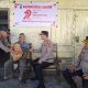 Kapolres Tapsel, AKBP Yasir Ahmadi, didampingi Kabag SDM Kompol Abdi Abdillah, Kapolsek Sipirok Iptu Aswin Manurung, dan jajaran saat menyerahkan bantuan sosial kepada Brigadir (Purn) Siswanto dalam rangka memperingati HUT Bhayangkara ke-79