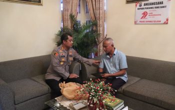 Kapolres Tapsel, AKBP Yasir Ahmadi, saat menjenguk sekaligus memberi semangat ke personel yang sedang sakit menahun, Aiptu Kurniadi