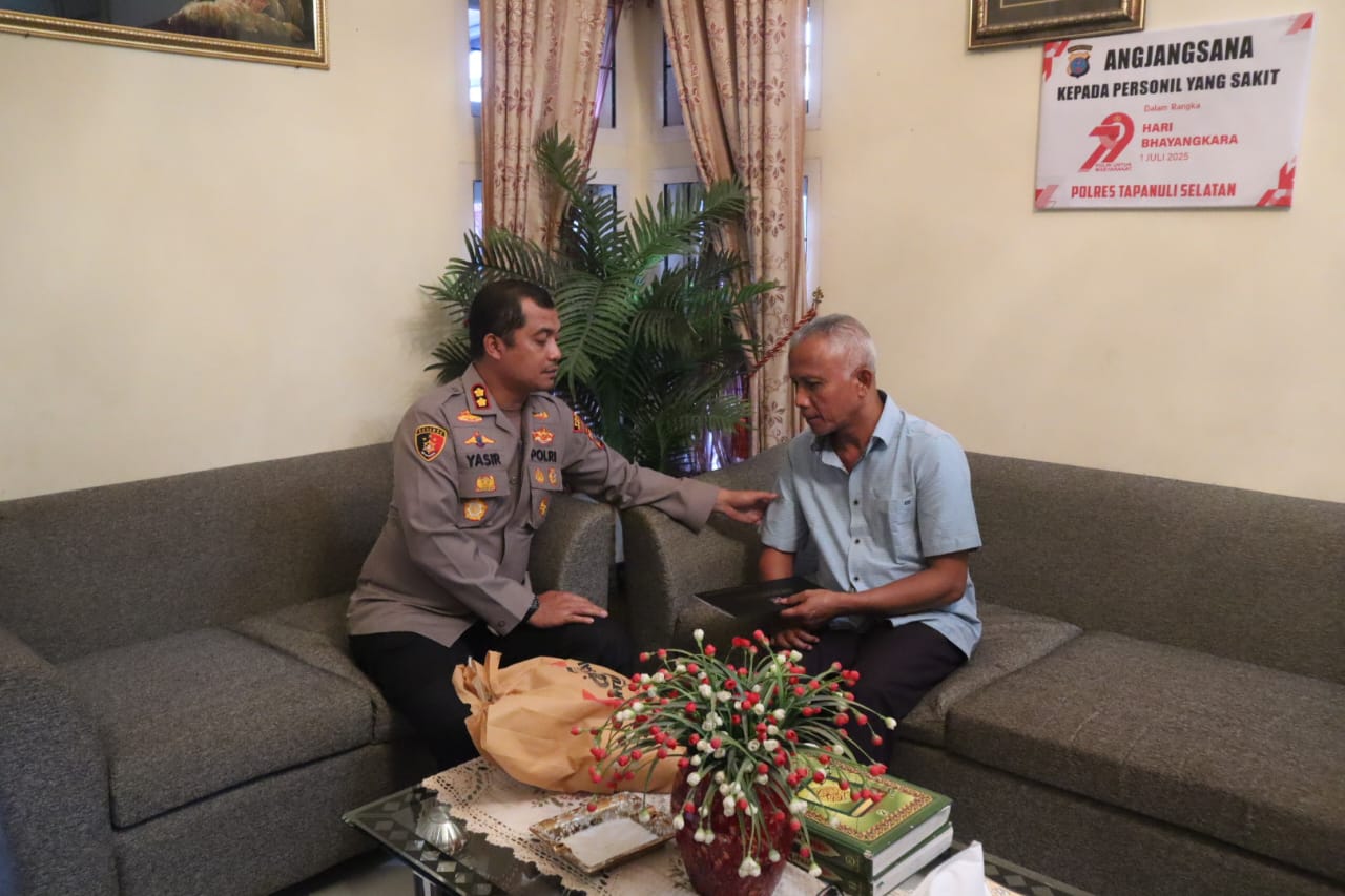 Kapolres Tapsel, AKBP Yasir Ahmadi, saat menjenguk sekaligus memberi semangat ke personel yang sedang sakit menahun, Aiptu Kurniadi