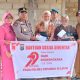 Kapolsek Dolok, AKP Suhardi, bersama pengurus Bhayangkari saat menyerahkan bantuan sosial ke masyarakat dalam rangka memperingati HUT Bhayangkara ke-76