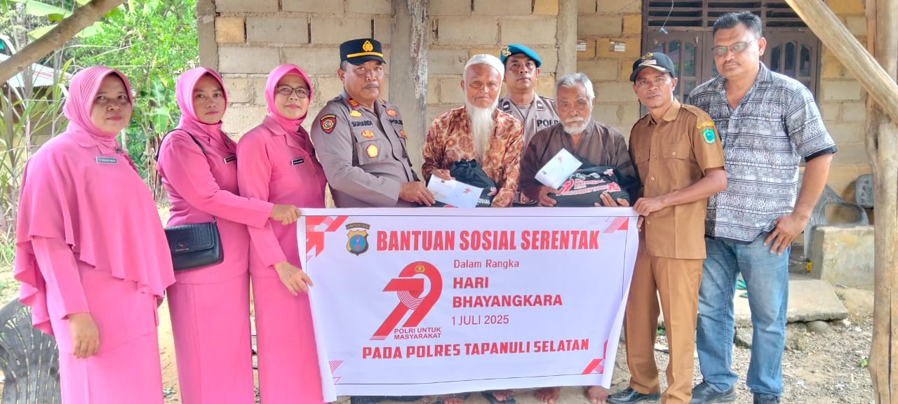 Kapolsek Dolok, AKP Suhardi, bersama pengurus Bhayangkari saat menyerahkan bantuan sosial ke masyarakat dalam rangka memperingati HUT Bhayangkara ke-76