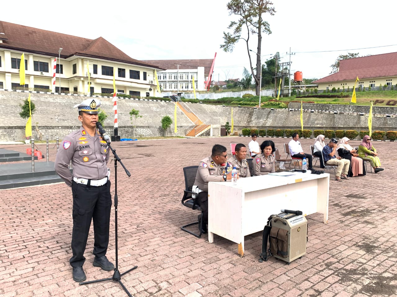 Kasat Lantas Polres Tapsel, AKP Dahnial Saragih, saat beri sambutan dalam lomba PKS dan Pocil guna menyemarakkan HUT Bhayangkara ke-79