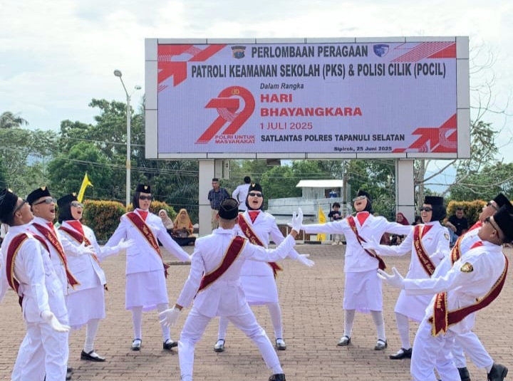 Para siswa saat melakukan lomba peragaan PKS dalam rangka menyemarakkan HUT Bhayangkara ke-79