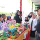 Wakil Bupati Tapsel, Jafar Syahbuddin Ritonga, saat meninjau stan daur ulang karya siswa dari berbagai Sekolah pada peringatan Hari Lingkungan Hidup Sedunia yang digelar di Lapangan Menara Pandang, Kebun Raya Sipirok