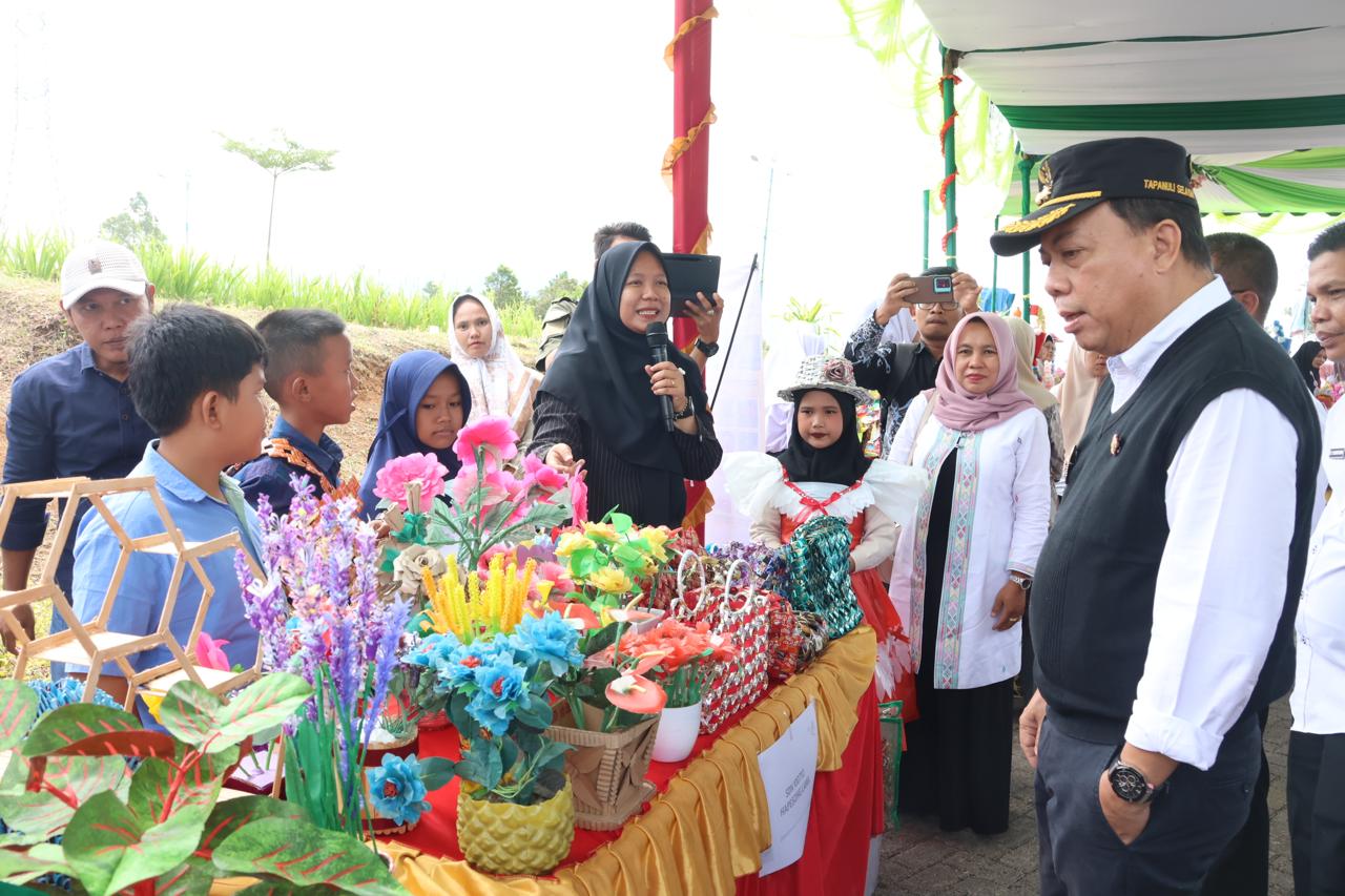 Wakil Bupati Tapsel, Jafar Syahbuddin Ritonga, saat meninjau stan daur ulang karya siswa dari berbagai Sekolah pada peringatan Hari Lingkungan Hidup Sedunia yang digelar di Lapangan Menara Pandang, Kebun Raya Sipirok