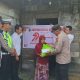 Kapolsek Sipirok, Iptu Aswin Manurung, saat menyerahkan bansos ke salah satu warga Lansia penerima manfaat dalam rangka memperingati HUT Bhayangkara ke-79