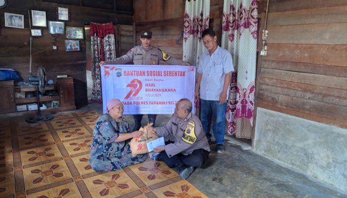 Berbagi Jelang HUT Bhayangkara, Polsek Batang Toru Hadirkan Kasih ke Masyarakat