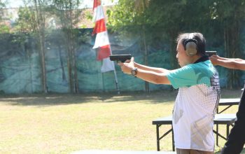 Wakil Bupati H Jafar Syahbuddin Ritonga, saat ikuti kejuaraan menembak Kapolres Tapsel Cup 2025 dalam rangka memeriahkan HUT Bhayangkara ke-79