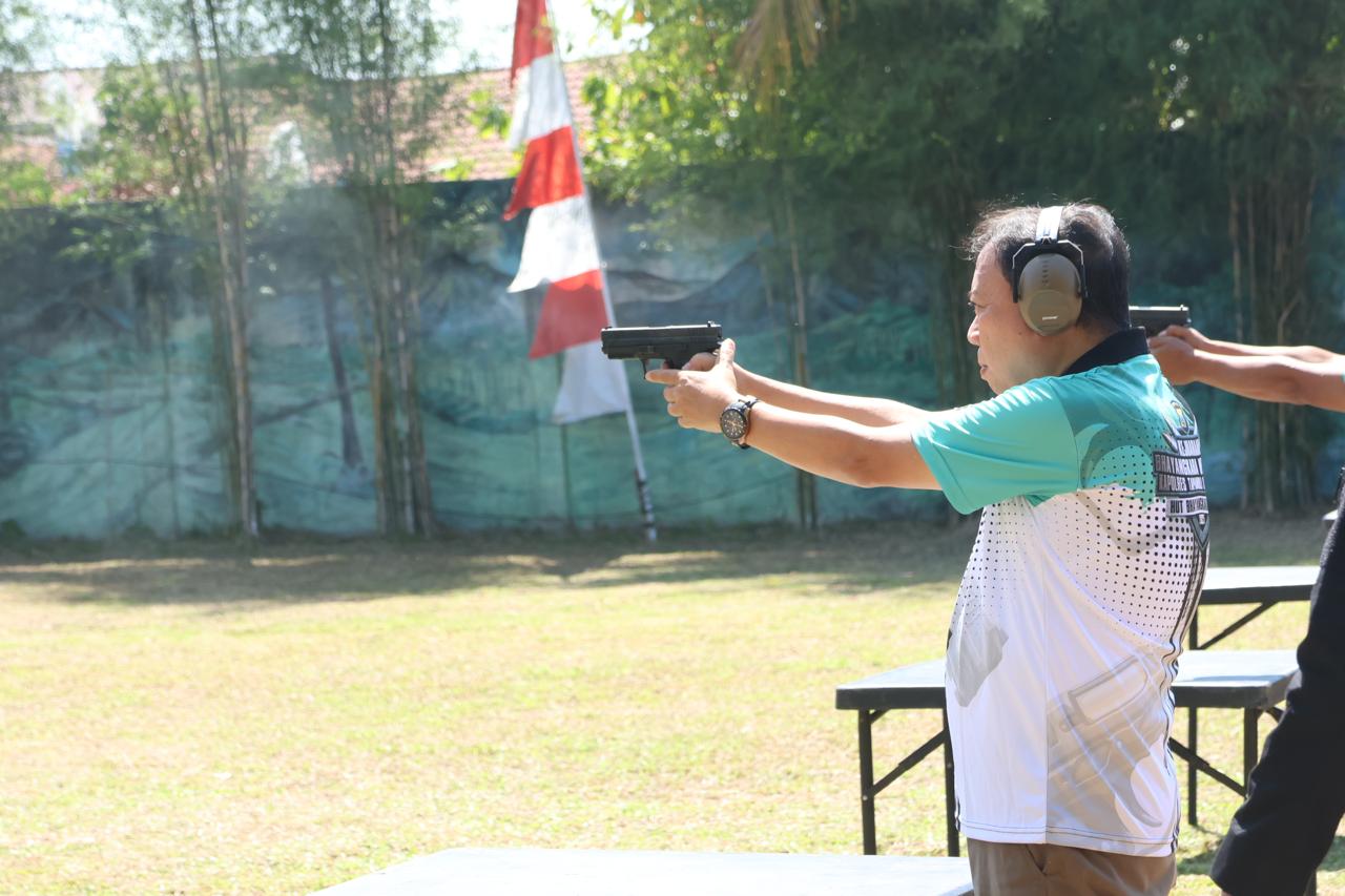 Wakil Bupati H Jafar Syahbuddin Ritonga, saat ikuti kejuaraan menembak Kapolres Tapsel Cup 2025 dalam rangka memeriahkan HUT Bhayangkara ke-79