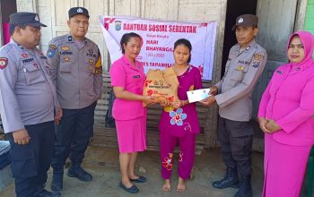 Personel Polsek SD Hole bersama pengurus Bhayangkari ranting setempat saat menyerahkan bantuan paket sembako ke warga dalam rangka menyambut HUT Bhayangkara ke-79