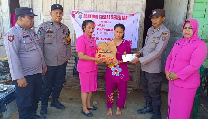 HUT Bhayangkara, Polsek SD Hole Ketuk Rumah Warga Bawa Bantuan