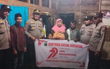Kapolsek SD Hole, AKP M Samosir, bersama anggota saat datang ke rumah salah satu warga seraya membawa bantuan dalam rangka memperingati HUT Bhayangkara ke-79