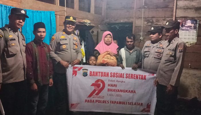 HUT Bhayangkara, Kapolsek SD Hole Bantu Belasan Warga Batang Parsuluman