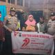 Kapolsek SD Hole, AKP M Samosir, bersama anggota saat datang ke rumah salah satu warga seraya membawa bantuan dalam rangka memperingati HUT Bhayangkara ke-79