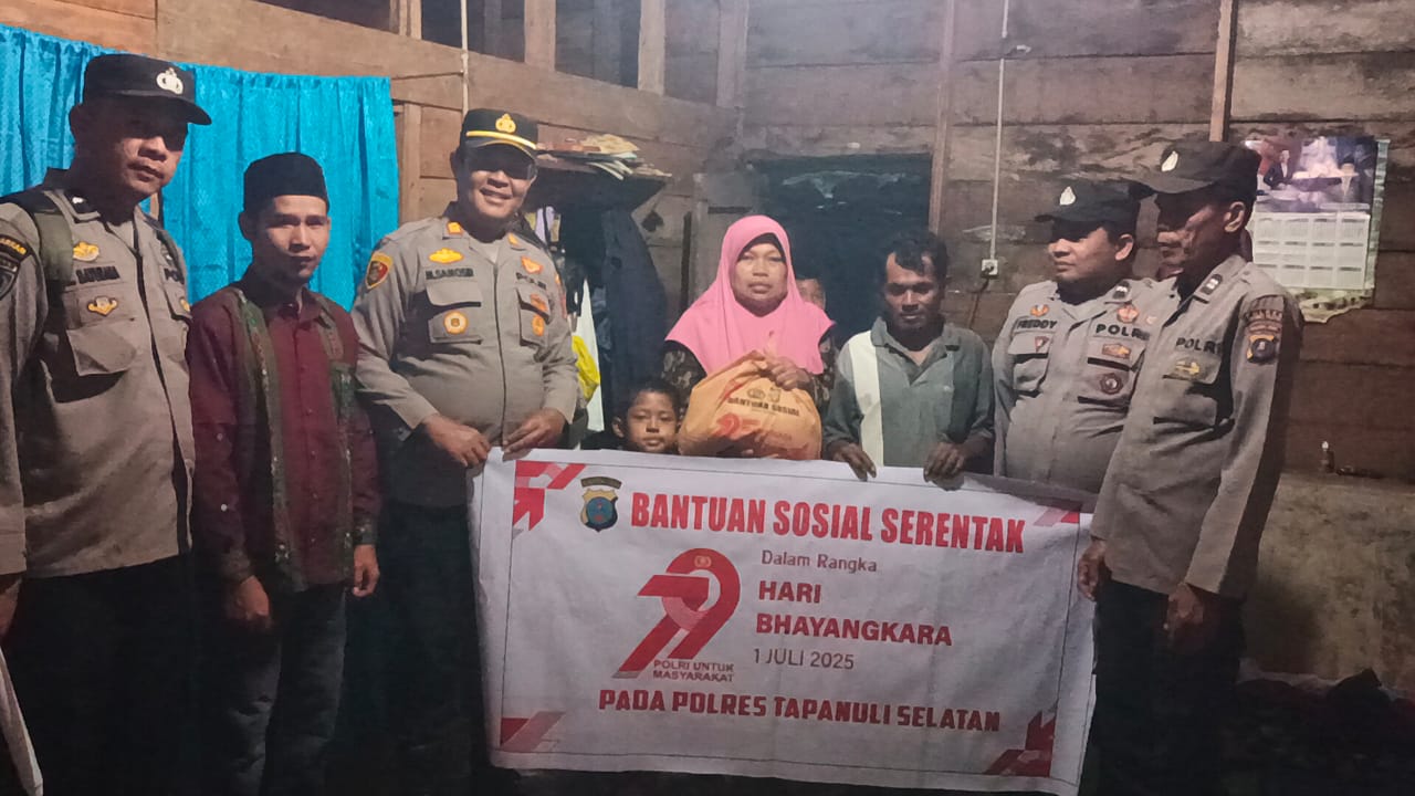 Kapolsek SD Hole, AKP M Samosir, bersama anggota saat datang ke rumah salah satu warga seraya membawa bantuan dalam rangka memperingati HUT Bhayangkara ke-79