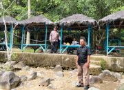 Personel Polsek Batang Toru saat menggelar pengamanan di objek wisata Pemandian Parsariran