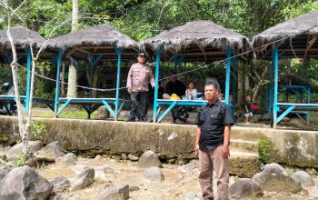 Personel Polsek Batang Toru saat menggelar pengamanan di objek wisata Pemandian Parsariran