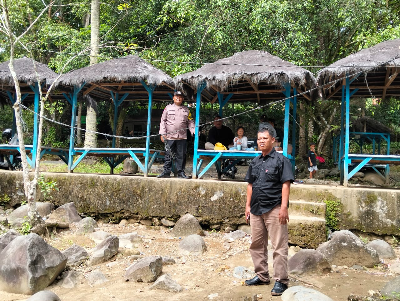 Personel Polsek Batang Toru saat menggelar pengamanan di objek wisata Pemandian Parsariran