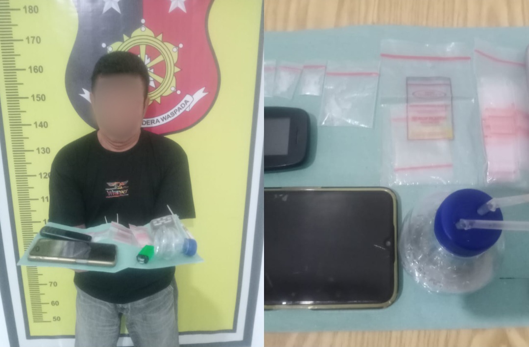 Seorang pria berinisial, DS menunjukkan barang bukti narkotika jenis sabu dan lainnya, usai Rumahnya digerebek Tim Opsnal Unit Reskrim Polsek Padang Bolak