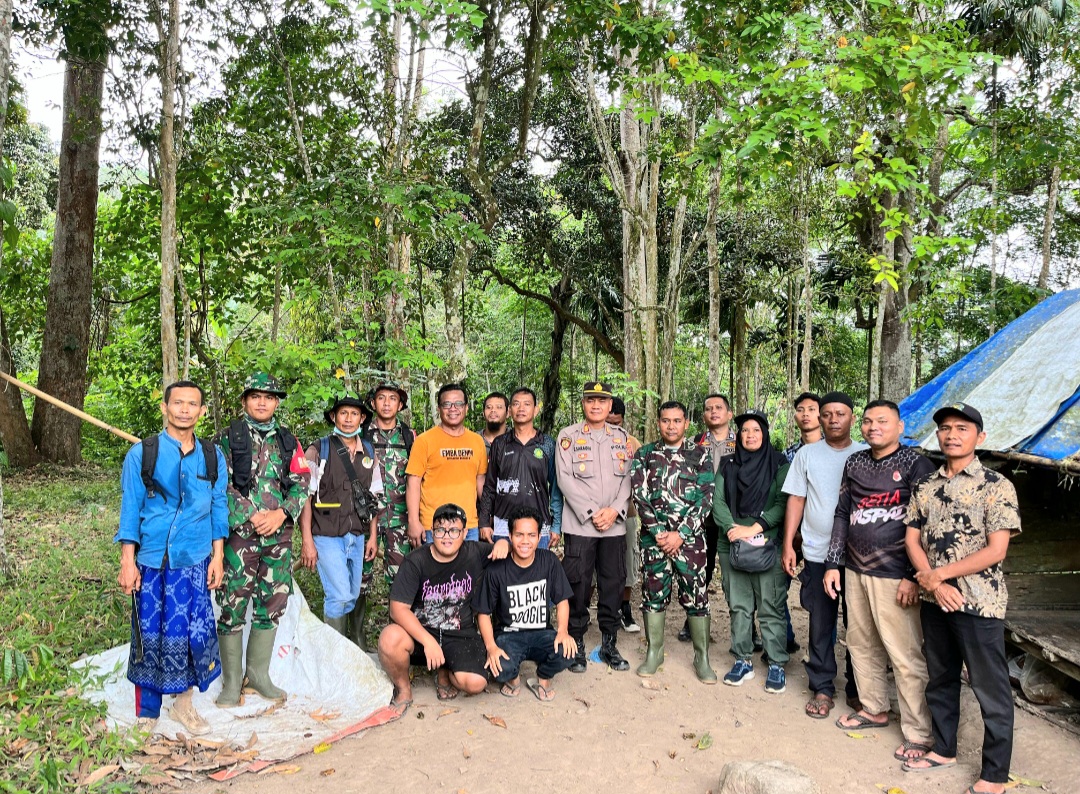 Petugas gabungan saat melakukan pengecekan keberadaan Harimau Sumatera yang menurut pengakuan salah seorang petani, Holid Hasibuan, terlihat muncul di area Kebun karet di Desa Pudun Jae