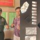 Danramil 01/Batang Toru, Kapten Inf H Sirait (kiri) dan anggota Unit Intel Kodim 0212/Tapsel, saat menunjukkan barang bukti sabu total seberat 4,30 Gram dan lainnya usai melakukan penggerebekan di lokalisasi yang diduga kerap terjadi peredaran maupun penyalahgunaan narkotika