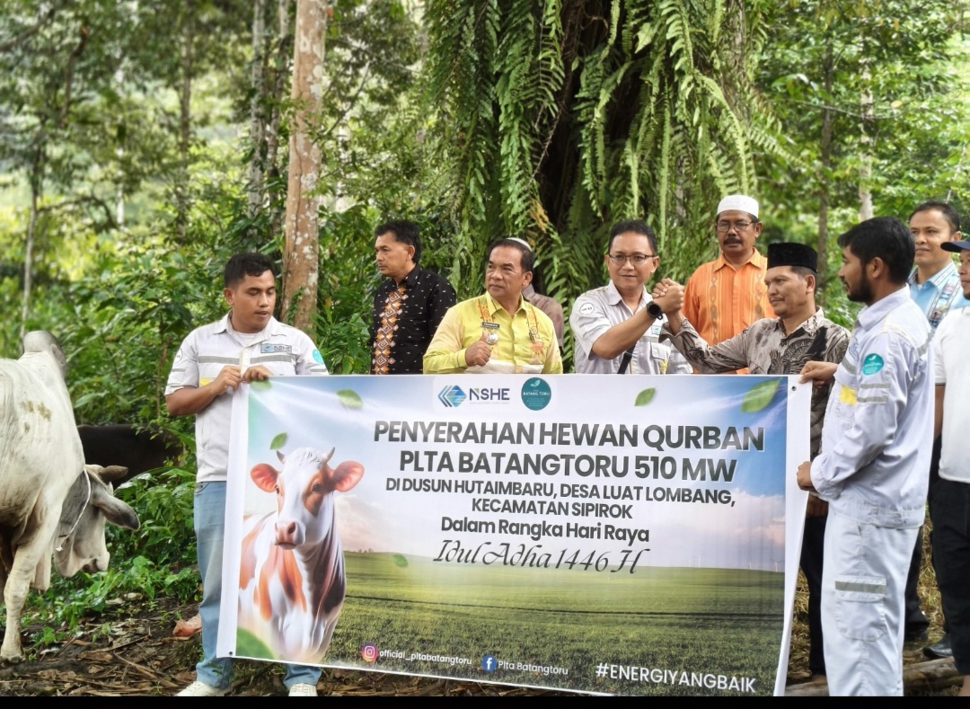 Penyerahan hewan kurban secara simbolis dari PT NSHE dan PLN Nusantara Renewables ke Pemkab Tapsel untuk disalurkan ke masyarakat