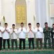 Wabup Tapsel, Jafar Syahbuddin Ritonga, foto bersama dengan Kapolres Tapsel AKBP Yasir Ahmadi, Wakil Ketua DPRD Abdul Basith Dalimunthe, Sekretaris Daerah Sofyan Adil, Kapolsek Sipirok Iptu Aswin Manurung, dan segenap unsur Forkopimda lainnya usai melaksanakan salat Idul Adha di Masjid Agung Syahrun Nur