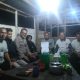 Kedua belah pihak menunjukkan surat kesepakatan damai yang sebelumnya sempat terlibat permasalahan disaksikan Bhabinkamtibmas Polsek Sipirok, Aiptu Thomas M Harahap