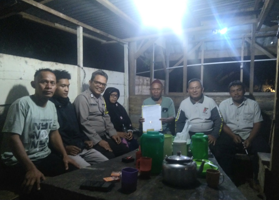 Kedua belah pihak menunjukkan surat kesepakatan damai yang sebelumnya sempat terlibat permasalahan disaksikan Bhabinkamtibmas Polsek Sipirok, Aiptu Thomas M Harahap