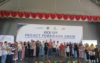 General Manager & Deputy Director Operations Agincourt Resources, Rahmat Lubis, perwakilan Pengurus YDBA Agung K Sampurno, serta Forkopimcam berfoto bersama puluhan pelaku UMKM binaan PTAR