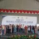 General Manager & Deputy Director Operations Agincourt Resources, Rahmat Lubis, perwakilan Pengurus YDBA Agung K Sampurno, serta Forkopimcam berfoto bersama puluhan pelaku UMKM binaan PTAR