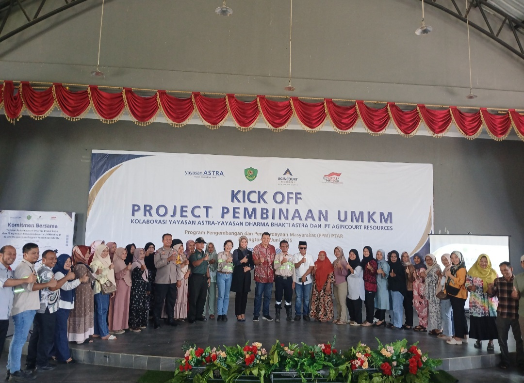 General Manager & Deputy Director Operations Agincourt Resources, Rahmat Lubis, perwakilan Pengurus YDBA Agung K Sampurno, serta Forkopimcam berfoto bersama puluhan pelaku UMKM binaan PTAR