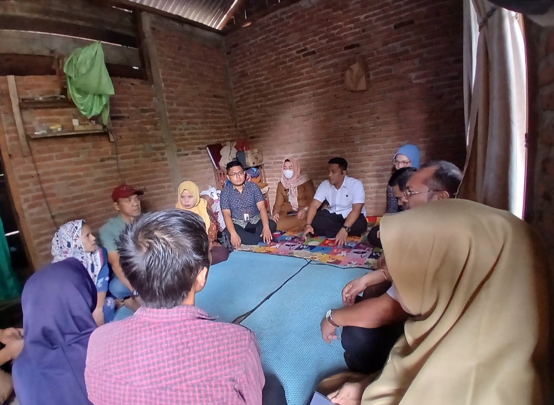 Kasi Intel Kejari Padangsidimpuan, Jimmy Donovan beserta rombongan, menampung keluhan salah satu warga bernama, Riskiah, di sela kegiatan penyuluhan hukum gratis door to door