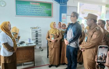 Anggota Komisi IX DPR RI Sihar Sitorus, didampingi Wakil Wali Kota Harry Pahlevi, Direktur RSUD drg Susanti Lubis, dan lainnya, saat menggelar kunjungan kerja ke rumah sakit daerah