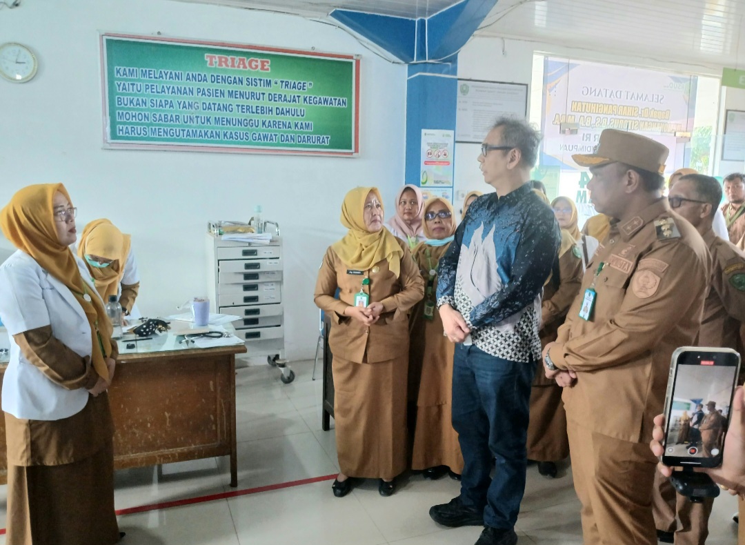 Anggota Komisi IX DPR RI Sihar Sitorus, didampingi Wakil Wali Kota Harry Pahlevi, Direktur RSUD drg Susanti Lubis, dan lainnya, saat menggelar kunjungan kerja ke rumah sakit daerah