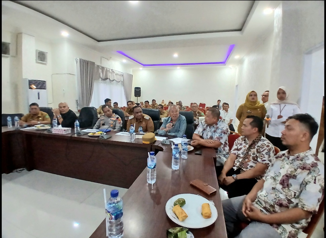 Direktur Utama PT Suzuya Aldes Maryono, bersama Wakil Wali Kota Padangsidimpuan Harry Pahlevy didampingi Wakil Ketua DPRD Rusydi Nasution, Kapolres AKBP Dr Wira Prayatna, dan lainnya, saat memaparkan rencana pembangunan pusat perbelanjaan dengan nilai investasi sebesar Rp150 miliar di sela konferensi pers ke awak media