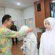 Bupati Gus Irawan Pasaribu, menyematkan bed ke salah satu peserta Pelatihan Probity Audit bagi para Pegawai Inspektorat Daerah Tapsel di Badiklat PKN Medan