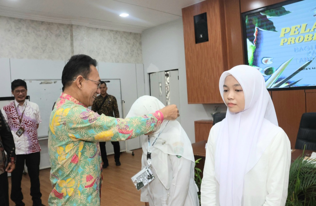 Bupati Gus Irawan Pasaribu, menyematkan bed ke salah satu peserta Pelatihan Probity Audit bagi para Pegawai Inspektorat Daerah Tapsel di Badiklat PKN Medan