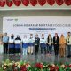Manager Community Development PTAR, Rohani Simbolon, Kepala Dinas Perdagangan dan Koperasi UKM Tapanuli Selatan, Novita Sari Wahyuni, dan Kepala Dinas Perindustrian Zulfahmi, berfoto bersama para pemenang Lomba Memasak Martabe Food Court