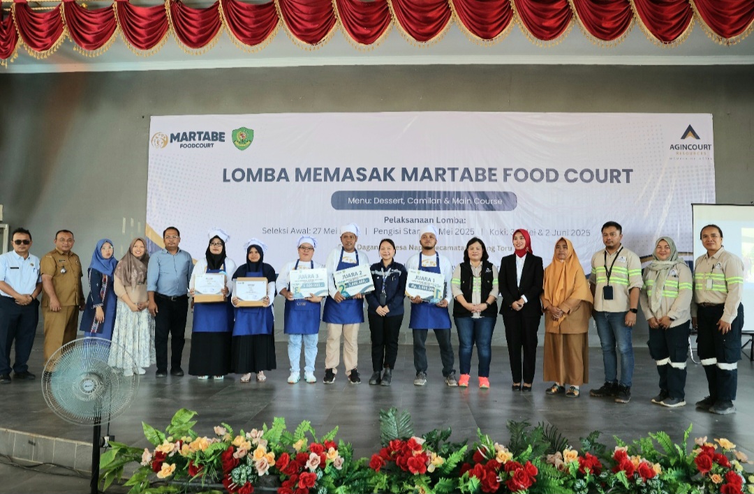 Manager Community Development PTAR, Rohani Simbolon, Kepala Dinas Perdagangan dan Koperasi UKM Tapanuli Selatan, Novita Sari Wahyuni, dan Kepala Dinas Perindustrian Zulfahmi, berfoto bersama para pemenang Lomba Memasak Martabe Food Court