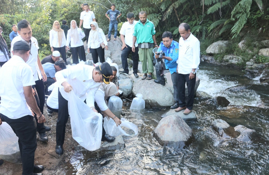 Bupati Tapsel, Gus Irawan Pasaribu, dan jajaran saat menabur ribuan benih ikan nila di Angkola Barat