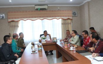 Bupati Tapsel, Gus Irawan Pasaribu, bersama Kepala OJK Regional 5 Sumatera Bagian Utara (Sumbagut), Khoirul Muttaqien, dan lainnya di sela peluncuran program 'Sumut Smart Investor'