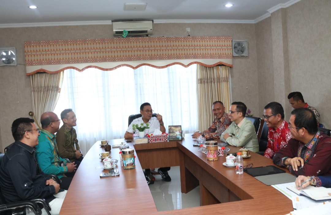 Bupati Tapsel, Gus Irawan Pasaribu, bersama Kepala OJK Regional 5 Sumatera Bagian Utara (Sumbagut), Khoirul Muttaqien, dan lainnya di sela peluncuran program 'Sumut Smart Investor'