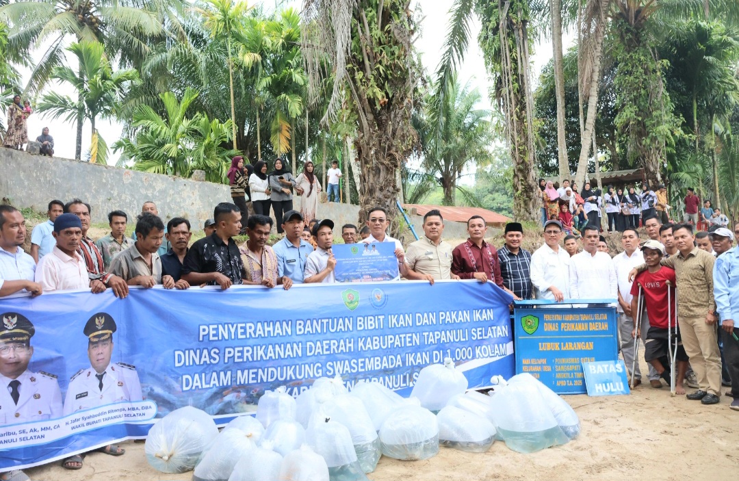 Bupati Tapsel, Gus Irawan Pasaribu, penyerahan bantuan berupa, bibit ikan dan pakannya di kolam air tenang Desa Pargarutan Julu, Kecamatan Angkola Timur