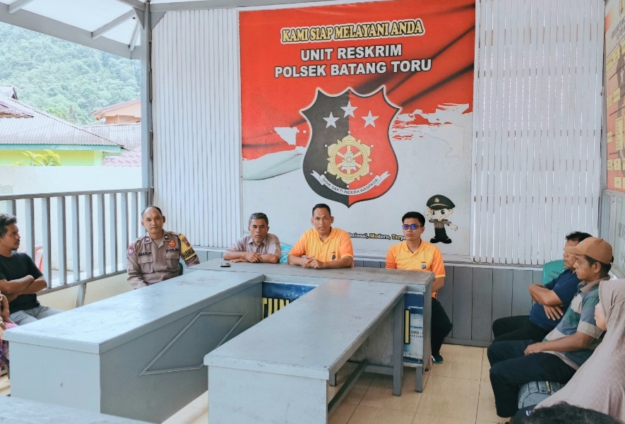 Plt Kapolsek Batang Toru, Iptu Edy Sofyan Nasution, saat memimpin mediasi kasus dugaan tindak pidana pencurian dengan pemberatan hingga berakhir damai