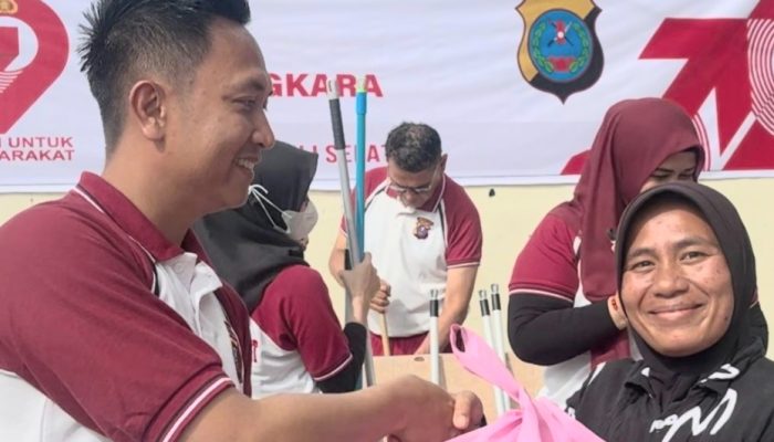 Aksi Nyata Polres Tapsel: Dua Rumah Ibadah Dibersihkan, Bantuan Disalurkan