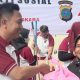 Waka Polres Tapsel, Kompol Rapi Pinakri, saat menyerahkan paket sembako ke salah satu warga dalam rangka menyambut HUT Bhayangkara ke-79