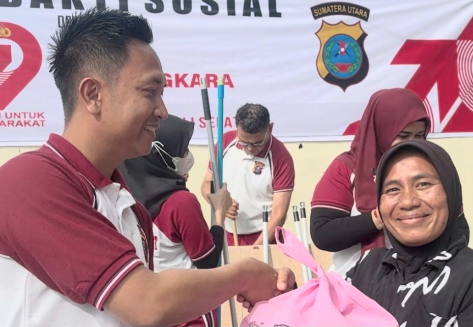 Waka Polres Tapsel, Kompol Rapi Pinakri, saat menyerahkan paket sembako ke salah satu warga dalam rangka menyambut HUT Bhayangkara ke-79