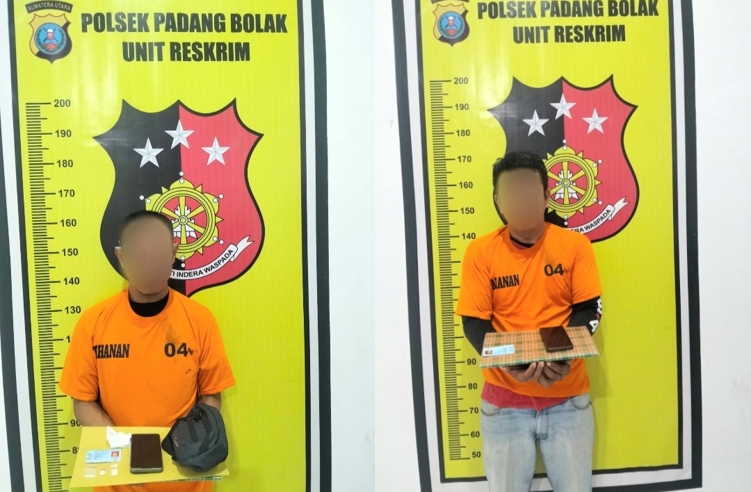 Seorang oknum ASN yang kedapatan memiliki narkotika jenis sabu, JH bersama pemasoknya, ERL, saat menunjukkan barang bukti usai ditangkap pada Operasi Antik yang digelar Tim Opsnal Polsek Padang Bolak